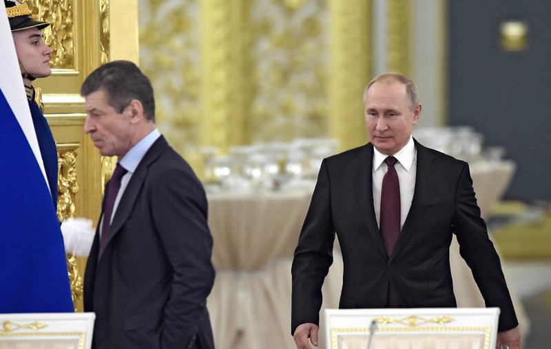 Vladimir Putin, contrat direct de unul dintre cei mai vechi aliați. Înainte de demisie, Dmitri Kozak i-a lăsat o scrisoare „în termeni foarte duri” și a plecat în Israel