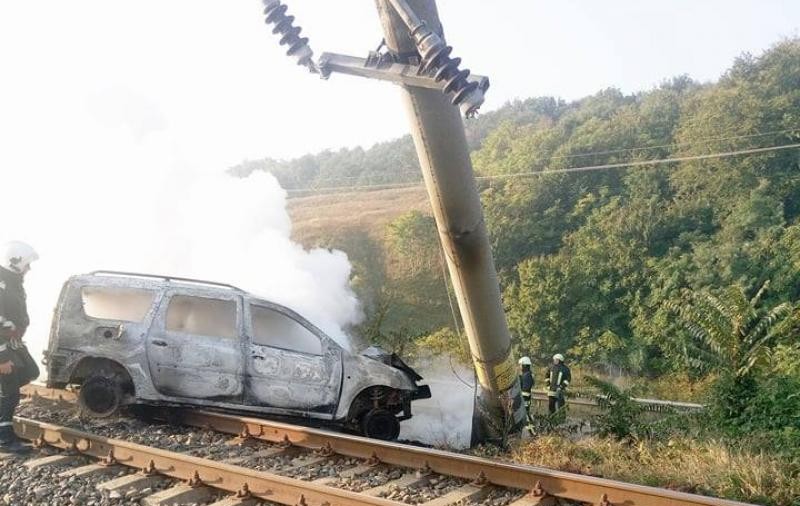 Trafic rutier și feroviar oprit în județul Bacău în urma unui accident. O mașină a luat foc UPDATE