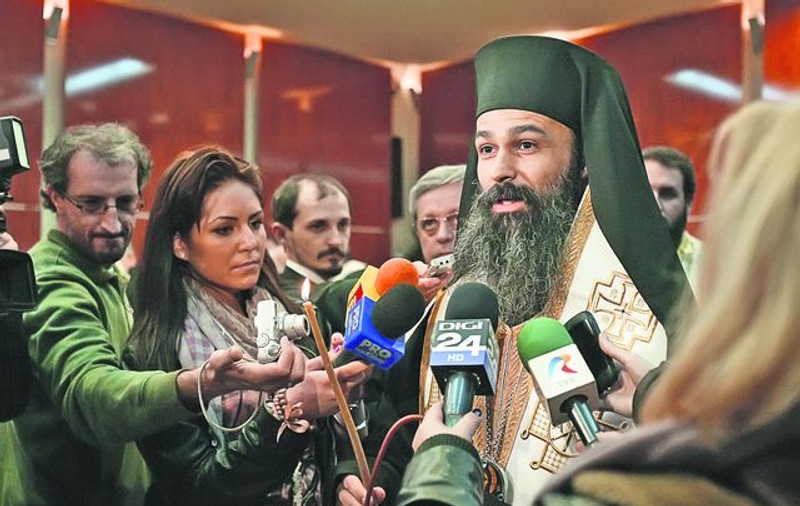 Preoţii, acuzaţi că solicitau mită angajaţilor!