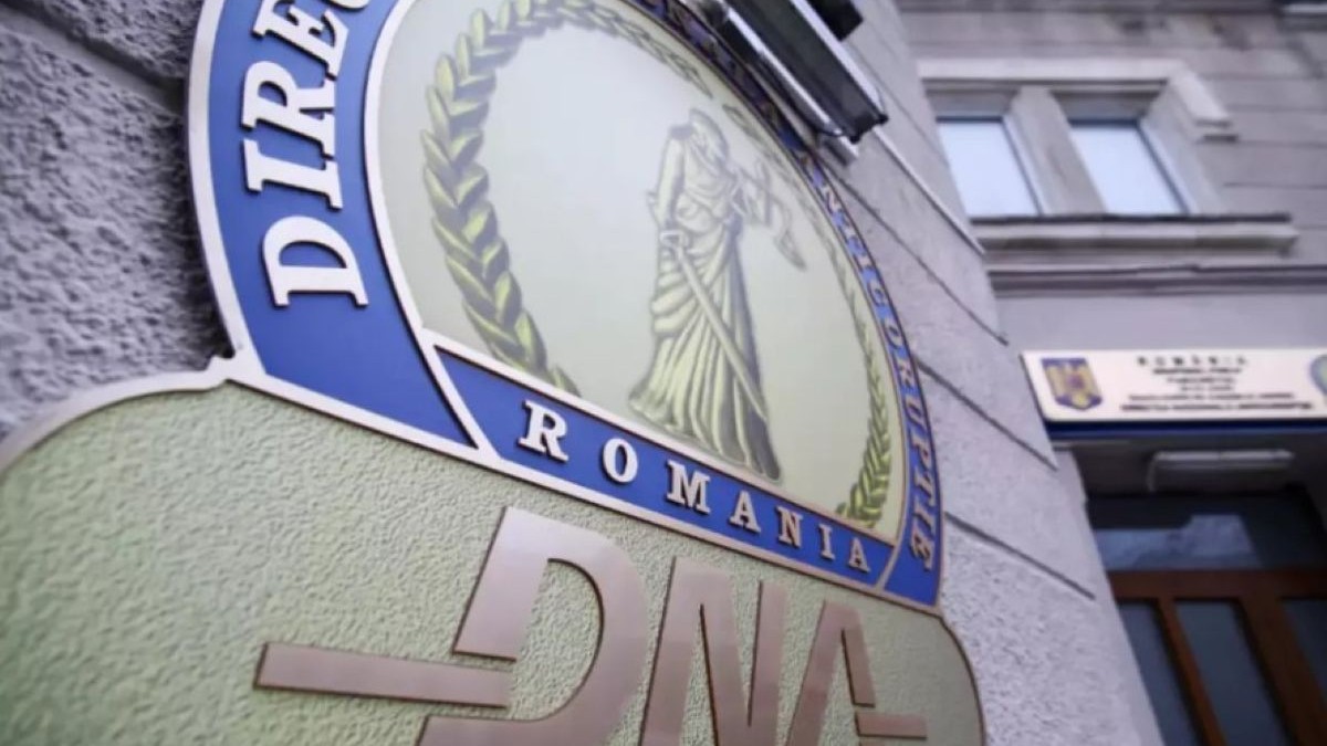 Logo-ul Direcției Naționale Anticorupție pe clădirea unde sunt birourile