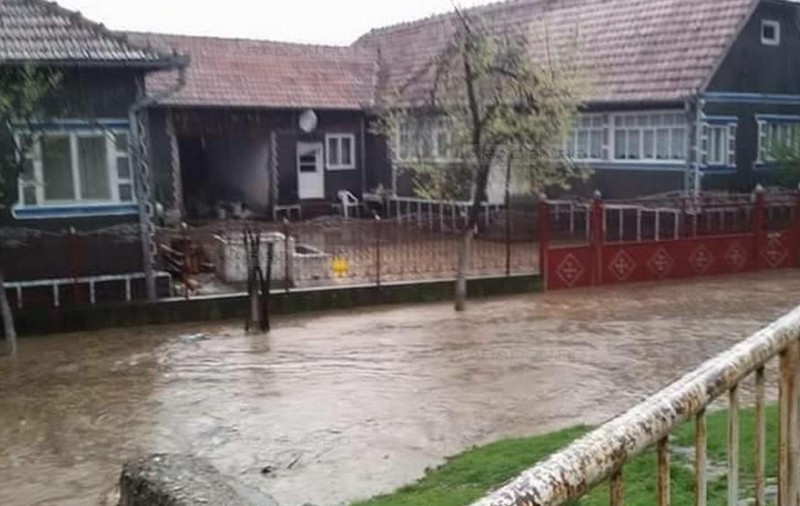 Inundații în Arad, Cluj și Maramureș! Oameni salvați din mijlocul viiturii și sute de gospodării înghițite de ape FOTO