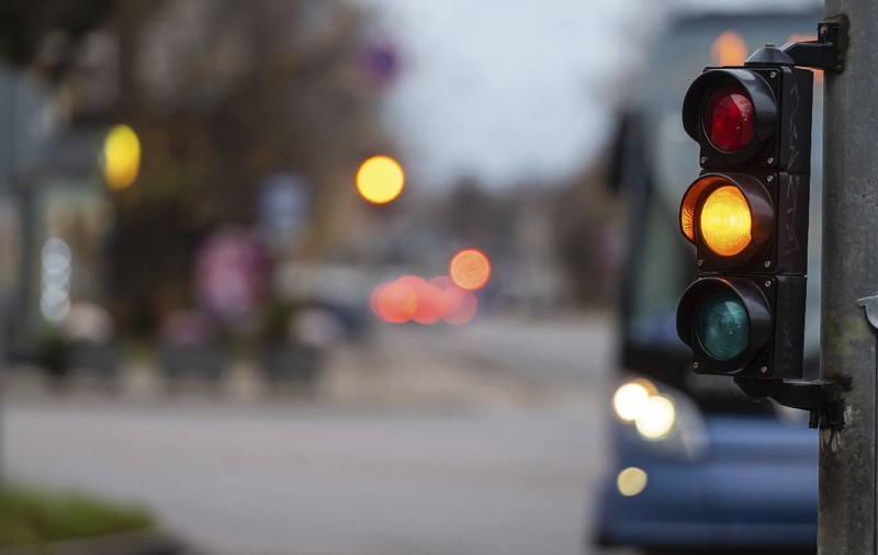 Ce amendă primesc toți șoferii care accelerează intenționat când văd culoarea galbenă la semafor