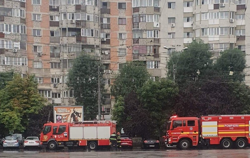 Pompierii, chemați la stația de metrou Piața Iancului, unde s-a simțit miros de fum