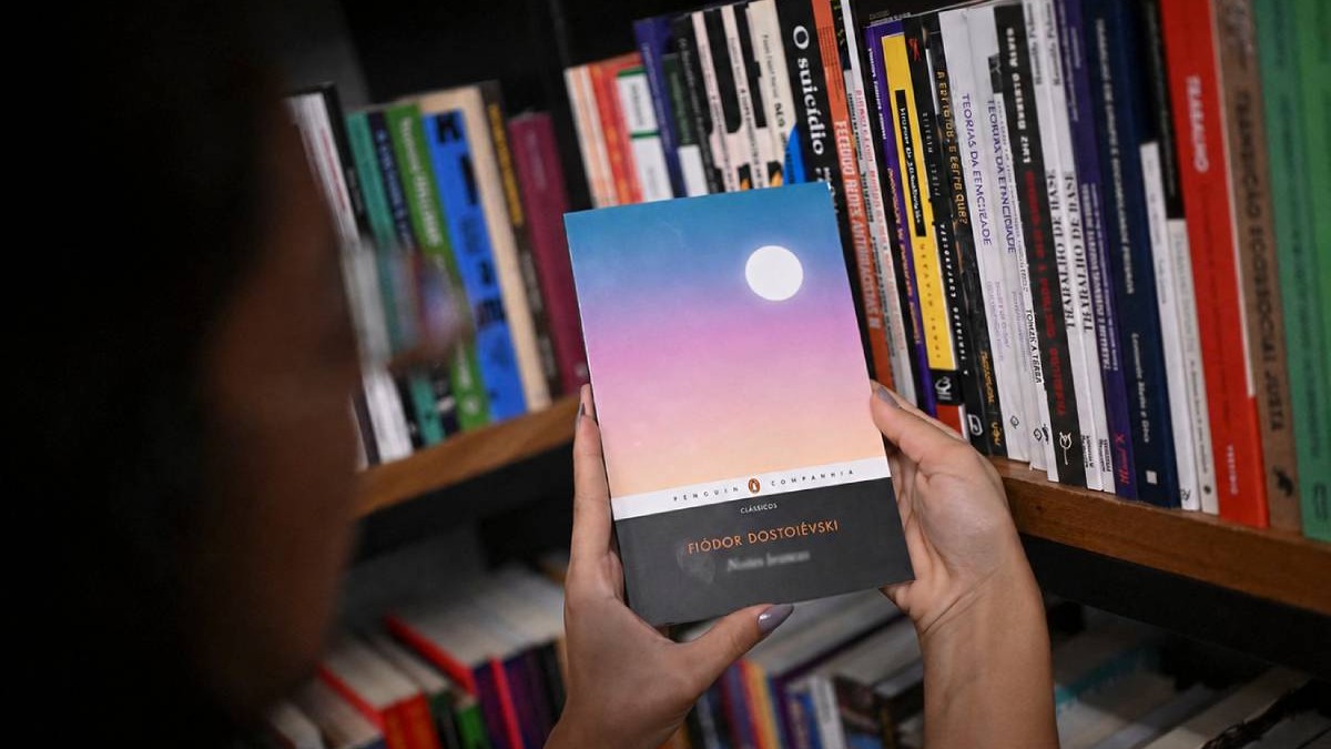 Un librar ține un exemplar al cărții „Nopți albe” a scriitorului rus Fiodor Dostoievski.Leonardo da Vincilibrărie din centrul orașului Rio de Janeiro, Brazilia, pe 28 august 2026. „Nopți albe”, nuvela scriitorului rus Fiodor Dostoievski despre un „visător” care se îndrăgostește profund de o tânără pe care o întâlnește în timp ce se plimbă pe străzile din Sankt Petersburg la mijlocul secolului al XIX-lea, a devenit una dintre cărțile cu cele mai bune vânzări din Brazilia.