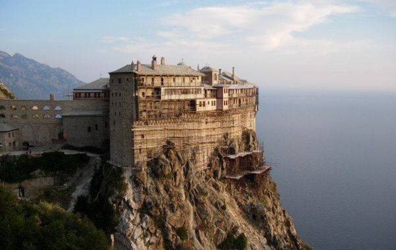 ULTIMA FEMEIE care a intrat în Muntele Athos! Ce s-a întâmplat înainte de a păși în biserică