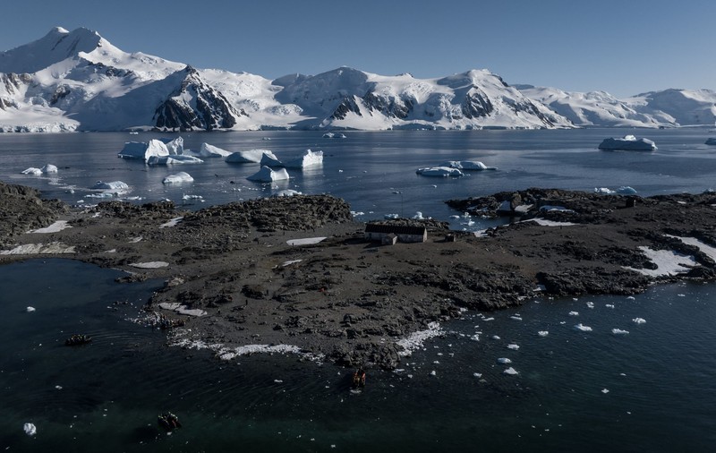 Australia a salvat un membru bolnav al unei expediții, dintr-un avanpost îndepărtat din Antarctica, în plină iarnă