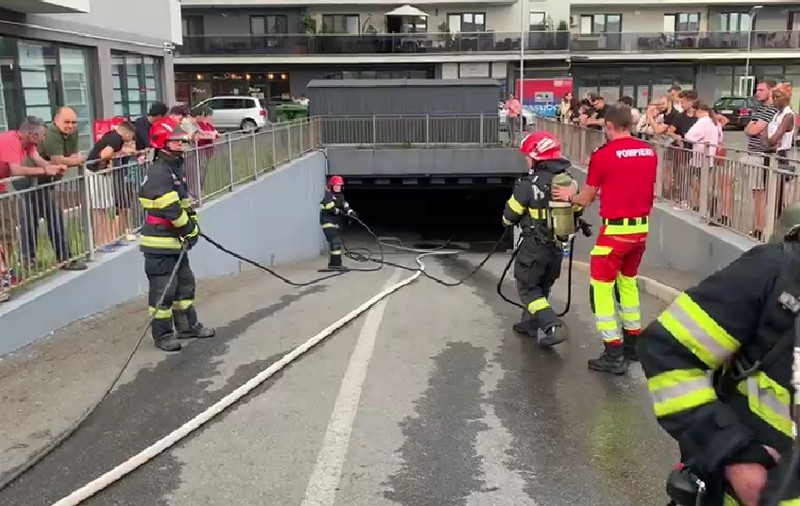 Zeci de persoane, evacuate dintr-un bloc din Cluj-Napoca, după ce o mașină a luat foc în parcarea subterană