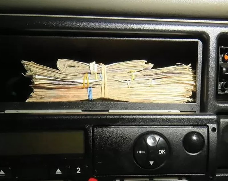 Șofer român de TIR prins cu aproape 50.000 de euro ascunși în cabină, lăsat fără camion și condamnat la 9 ani de închisoare, în Marea Britanie