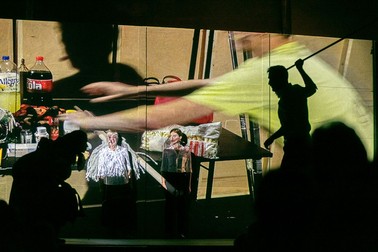 Scenă din spectacolul „Frontal”, Teatrul Tineretului Piatra Neamț