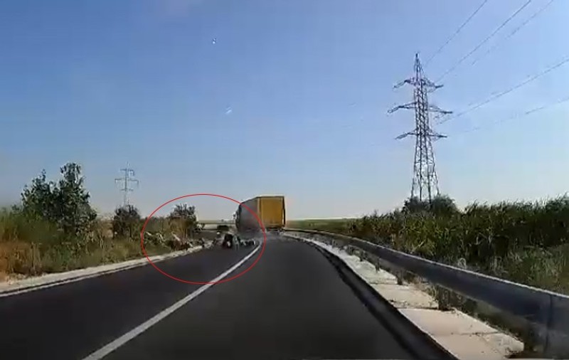 Trei motocicliste au fost filmate când intră pe contrasens într-un TIR, pe șoseaua dintre Năvodari și Corbu. Una e în stare critică. VIDEO