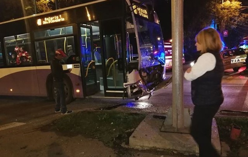 Autobuz lovit de un autoturism care a trecut pe roșu, într-o intersecție din Timișoara (FOTO & VIDEO)