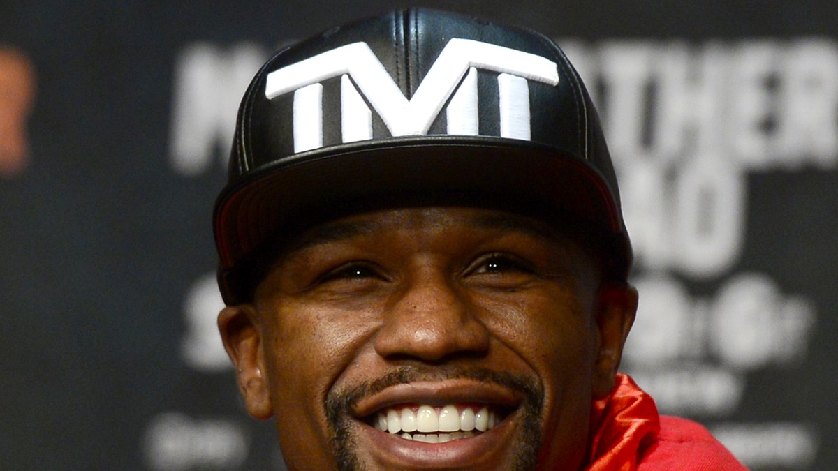 Floyd Mayweather, râzând în timpul unei conferințe de presă. (FOTO: EPA)