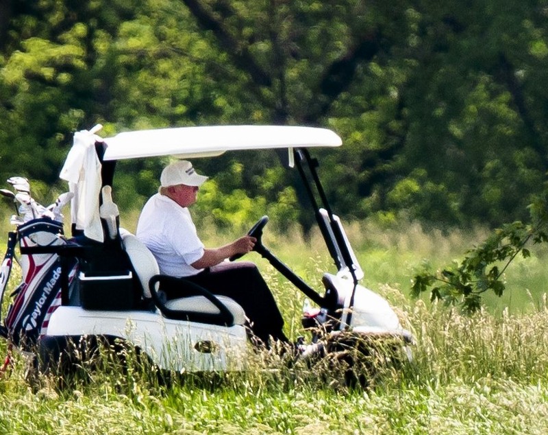Cu 1,6 milioane de cazuri de coronavirus în SUA, Donald Trump a jucat golf. În 2014, l-a criticat pe Obama pentru acelaşi lucru, când erau două cazuri de Ebola