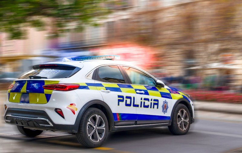 Au spart o mașină și au furat bunuri de peste 500 de euro. Cum s-au dat singuri de gol doi hoți și au ajuns în brațele poliției, în Spania