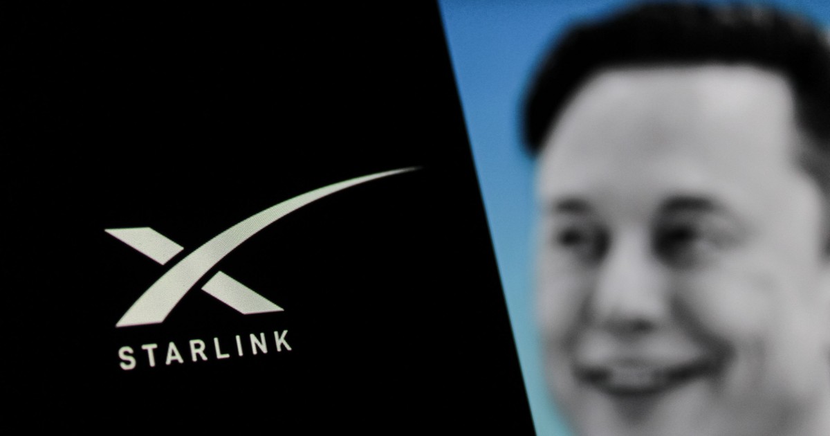 Poză din profil cu Elon Musk într-un colaj în care apare și logo-ul Starlink pe un fundal negru.