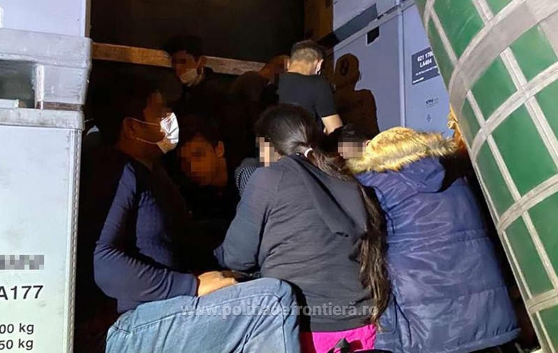 25 de migranţi, prinşi când încercau să treacă graniţa. Unde se ascundeau aceştia