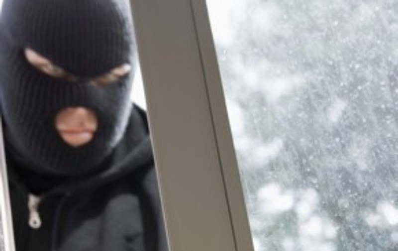 Trei tineri beţi s-au mascat şi au jefuit doi bătrâni