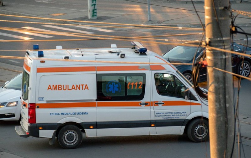 Un instructor a fost lovit în timpul unui examen auto de propria elevă: bărbatul, dus de urgență la spital