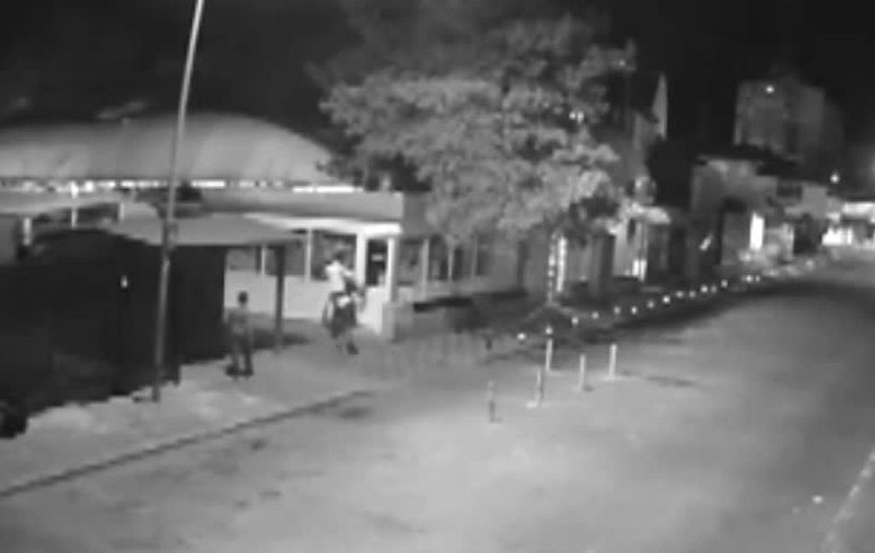 Trei puști au dat spargere la magazinul de jucării | VIDEO 