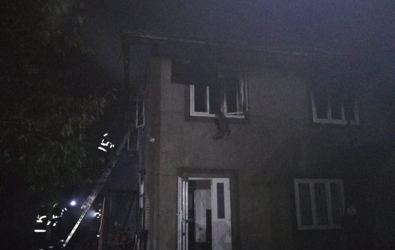 Tragedie în județul Neamț. O mamă și cei doi copii ai ei au ars de vii în casă