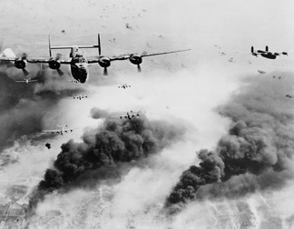 Valuri de bombardiere aliate B-24 ale celei de-a 15-a AAF zboară deasupra zonei-țintă, rafinăria de petrol Concordia Vega, Ploiești, România, după ce și-au aruncat încărcăturile de bombe, 31 mai 1944 | Foto: Hepta