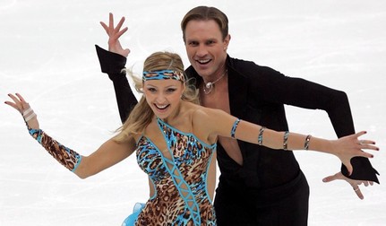 epa00583216 Russians Tatiana Navka and Roman Kostomarov perform their original dance at the Cup of Russia ISU Grand Prix figure skating event in St.Petersburg Saturday 26 November 2005. EPA/ANATOLY MALTSEV