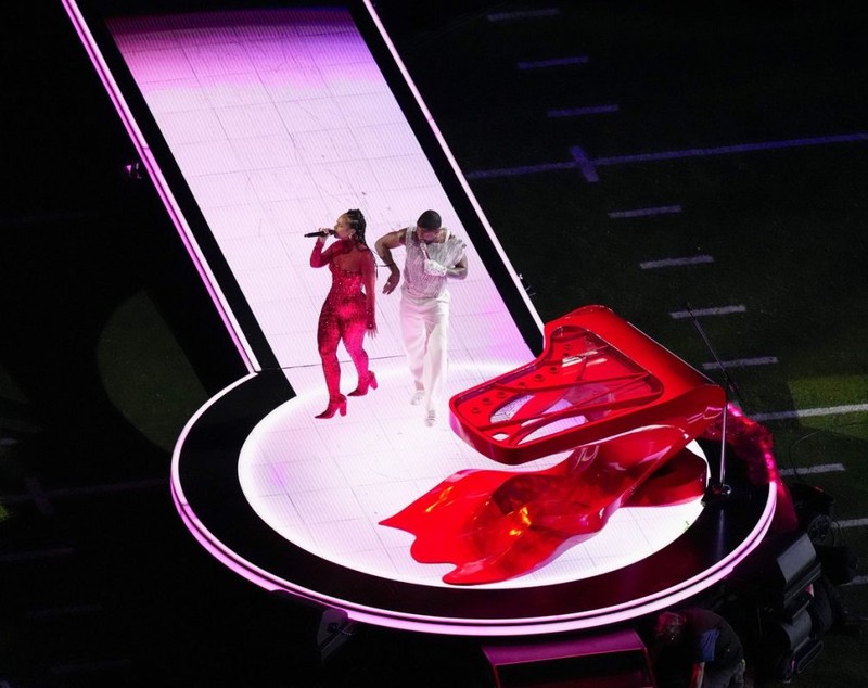 Usher a făcut spectacol cu hiturile sale în pauza Super Bowl 2024. Invitații-surpriză din timpul show-ului | VIDEO