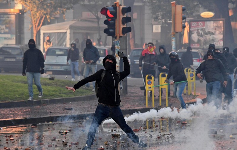 Ciocniri violente în Napoli | Lupte de stradă între manifestanți și polițiști