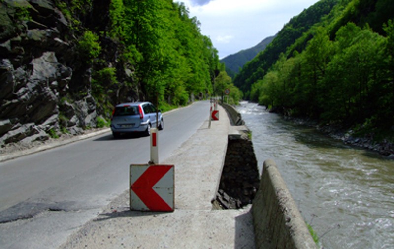 Defileul Jiului, ÎNCHIS 9 ORE PE ZI, pentru lucrări. Care sunt SINGURELE MAȘINI CARE AU ACCES