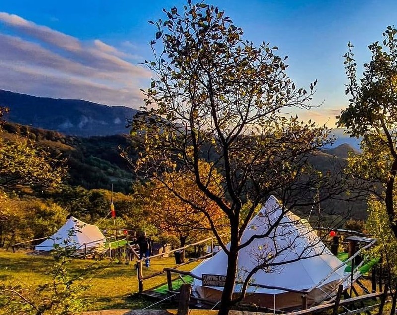 Un sat de munte din România, printre cele mai frumoase destinații ale anului 2021, în topul The Guardian