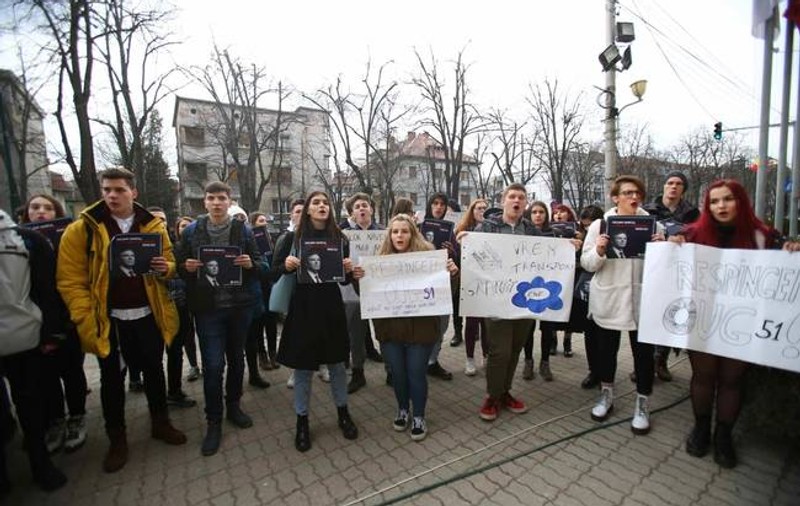 Elevii au protestat vineri în fața Prefecturii Timișoara. Își cer dreptul de a le fi decontată naveta