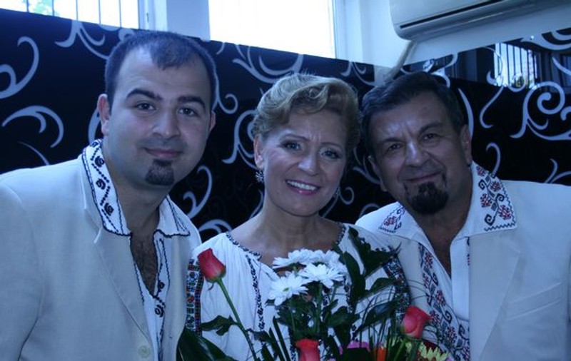Matilda Pascal-Cojocăriţa dă petrecere de Sf.Ion pentru soţul ei, dirijorul Ştefan Cigu  