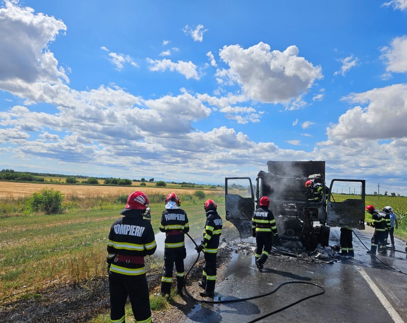 Un TIR a luat foc din senin pe DN 23, în apropiere de Brăila, și s-a făcut scrum: traficul a fost blocat