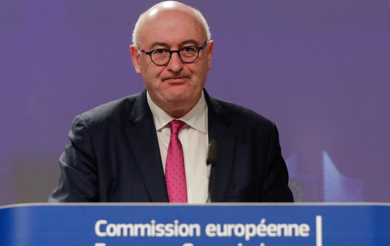 Comisarul european al comerţului prezintă scuze după ce a încălcat regulile legate de COVID-19. Premierul Irlandei îi cere demisia