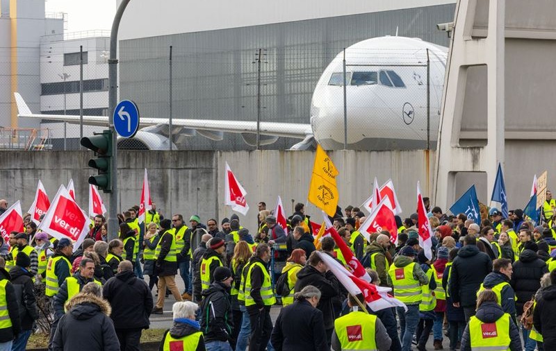 MAE, atenționare de călătorie pentru românii care merg în Germania. Greve ale însoțitorilor de bord de la Lufthansa