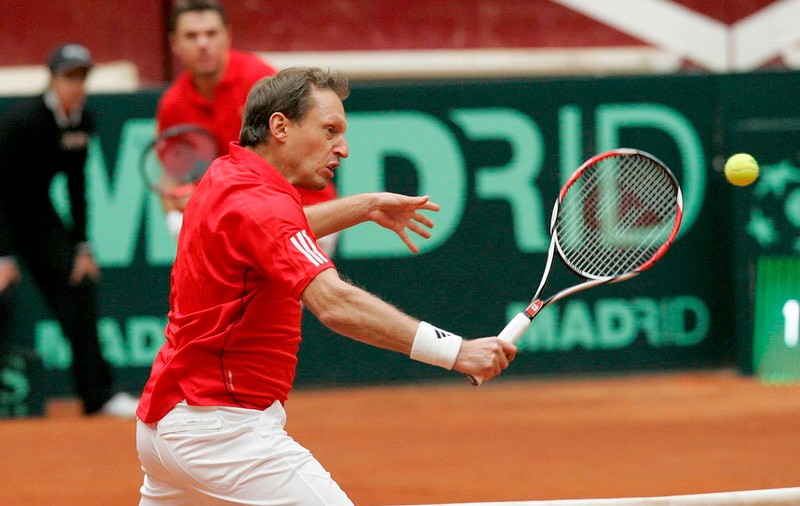 Un fost jucător de tenis, condamnat la închisoare pentru viol. A fost partenerul de dublu al lui Roger Federer