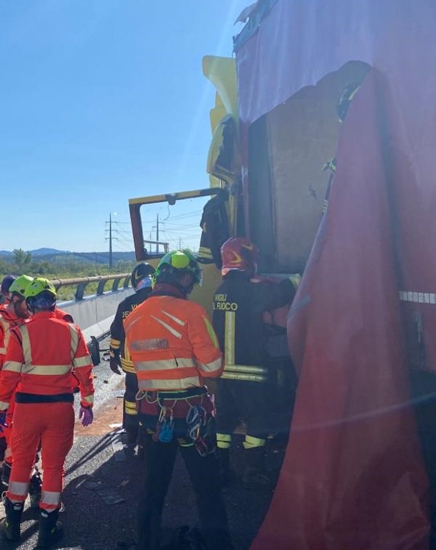 Șofer român de TIR mort, după ce un coleg croat a pus camionul de-a latul pe autostradă, ca să evite un blocaj în trafic, în Italia