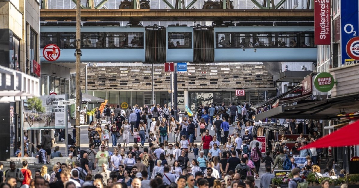 Hauptbahnhof, strada Alte Freiheit, zonă pietonală completă, cale ferată suspendată, Wuppertal, NRW, Germania ÖPNV Wuppertal