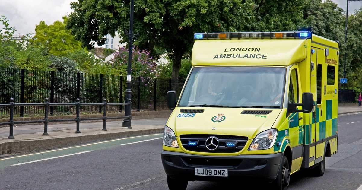 ambulanța din Londra cu luminile albastre pornite