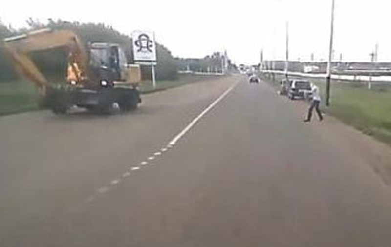 Vezi ce a păţit un ŞOFER în TRAFIC atunci când un DEMENT i-a făcut aşa ceva! Ce i-ai face UNUIA ca ăsta? | VIDEO
