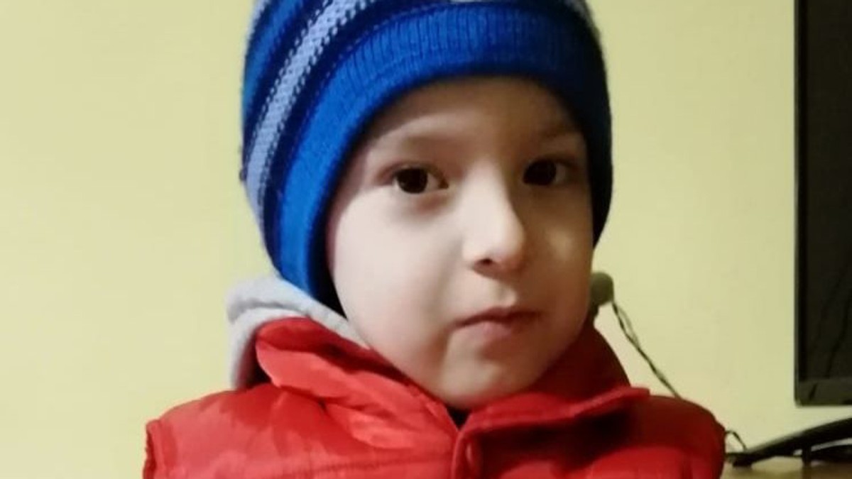 Mihăiță are cinci ani și nu rostește nici măcar un cuvânt. Boala de care suferă copilașul ar putea fi vindecată cu un transplant de celule stem care costă 10.000 de euro