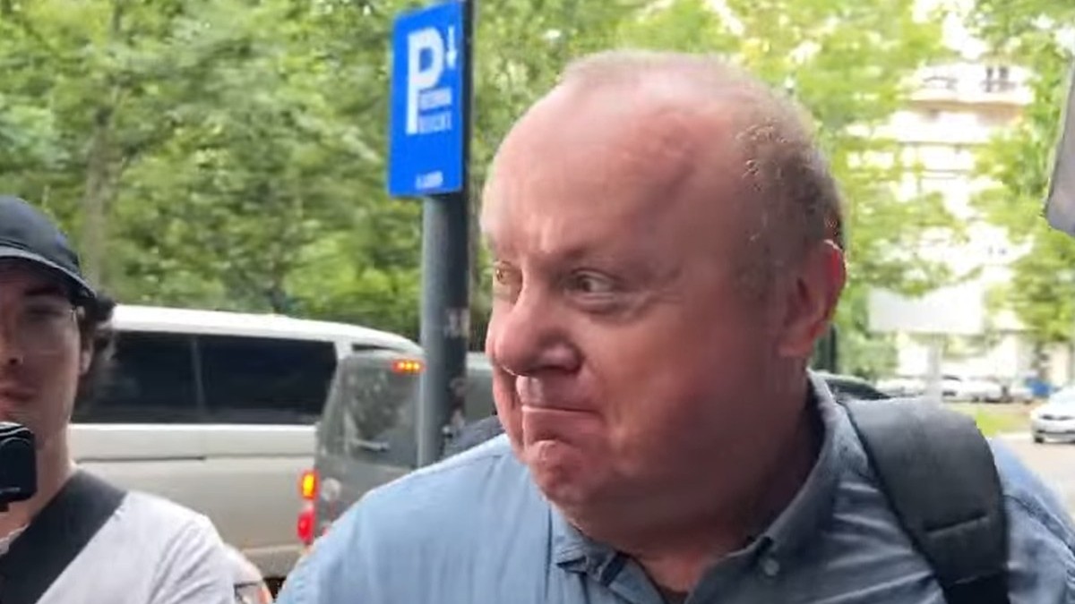 Viorel Pașca, coordonatorul azilelor groazei din Bihor, a fost adus la DIICOT pentru a fi audiat de procurori. Foto: Euronews