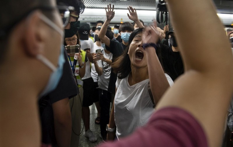 Hong Kong a intrat în grevă generală. Sute de zboruri anulate, iar metroul a fost blocat de manifestanți