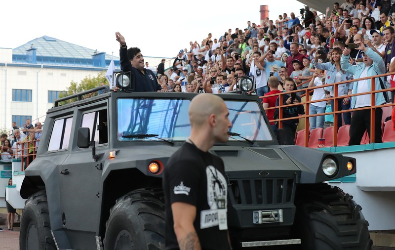 Maradona a ajuns la Brest. Fostul mare fotbalist argentinian a preluat preşedinţia clubului bielorus / GALERIE FOTO