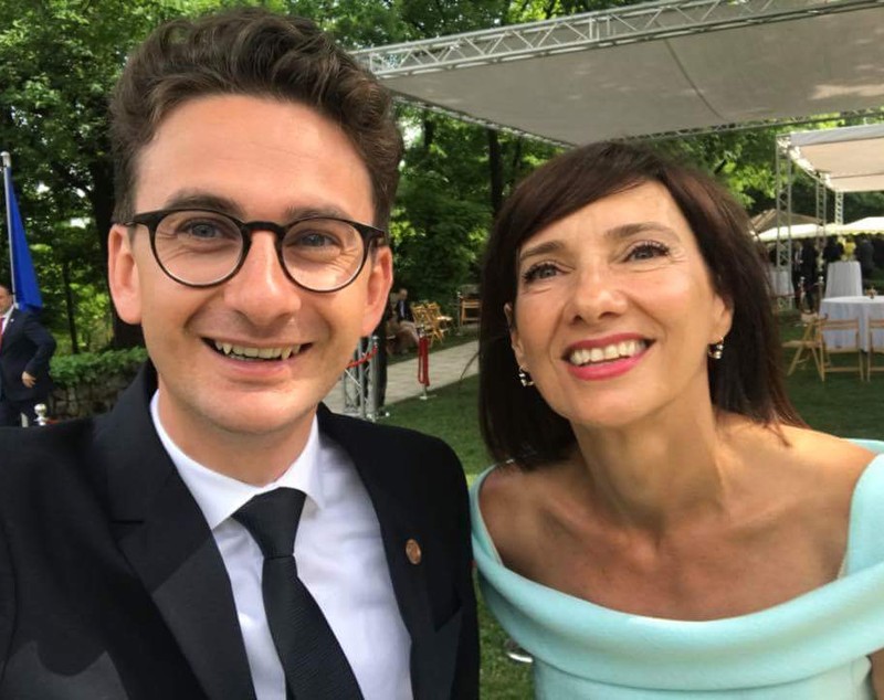 REPORTAJ/ Ce nu s-a văzut la recepția de Ziua Europei, de la Cotroceni; Liderii PSD au venit cu autocarele, Dragnea și Dăncilă au socializat peste o oră (FOTO)