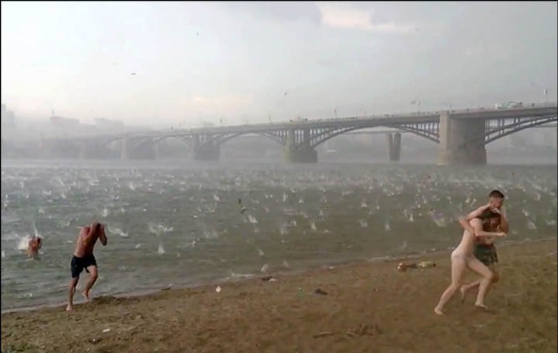 FENOMEN METEO MORTAL, pe O PLAJĂ din SIBERIA! TURIŞTII AU FUGIT MÂNCÂND PĂMÂNTUL! VIDEO cu IMAGINILE APOCALIPTICE