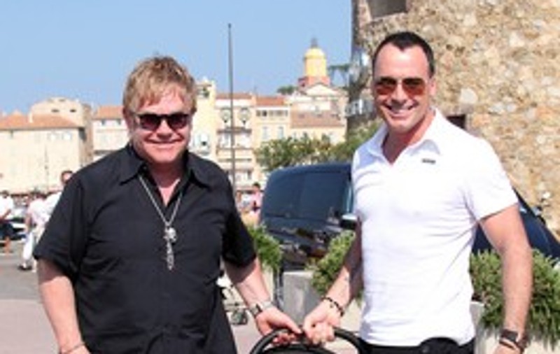 Foto | Iată ce tătici grijulii sunt Elton John şi iubitul său!