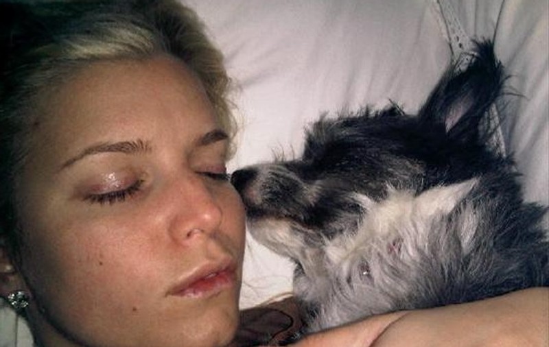 Jessica Simpson doarme cu un câine de împrumut