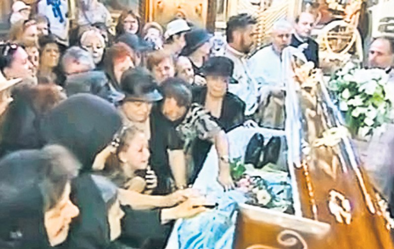 Credincioşii se îmbulzesc la sicriul preotului ucis în biserică