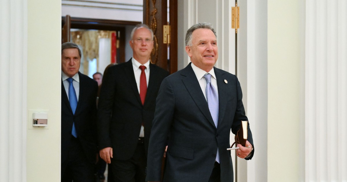 Steve Witkoff (în prim-plan) intră într-o sală de la Kremlin urmat de Kirill Dmitriev și Iuri Ușakov Foto: Hepta